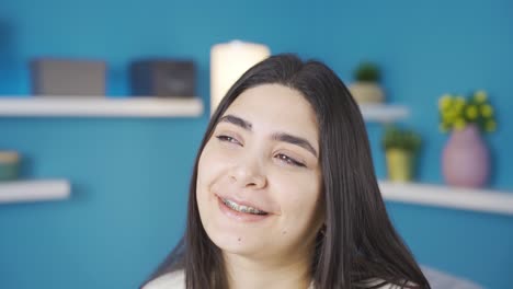 una joven feliz y sonriente con aparatos ortopédicos.