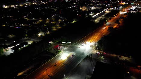 Una-Vista-Aérea-De-Una-Intersección-En-La-Noche-1