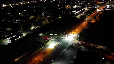 una vista aérea de una intersección en la noche-1
