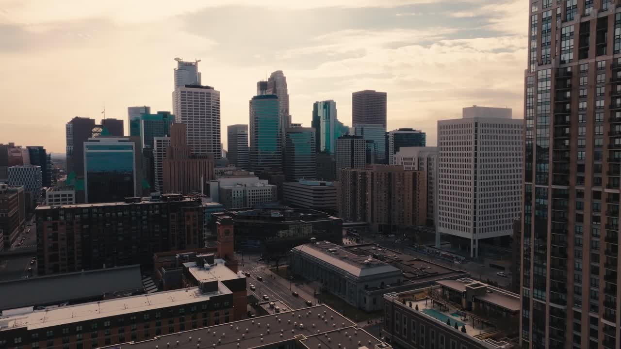 Ripresa aerea con drone dello skyline di Minneapolis retroilluminato dal sole durante l'ora d'oro