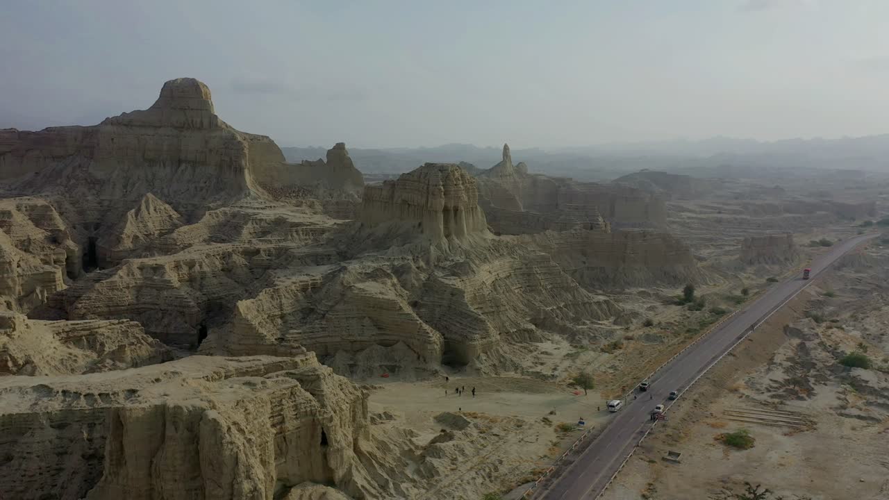 Veduta aerea lungo una strada statale attraverso un paesaggio montano arido nel Parco Nazionale di Hingol, Balochistan