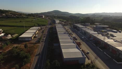 viajando por carretera rural paisaje rural disparo de drone