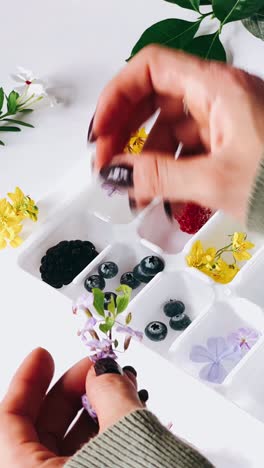 hacer cubos de hielo de bayas florales