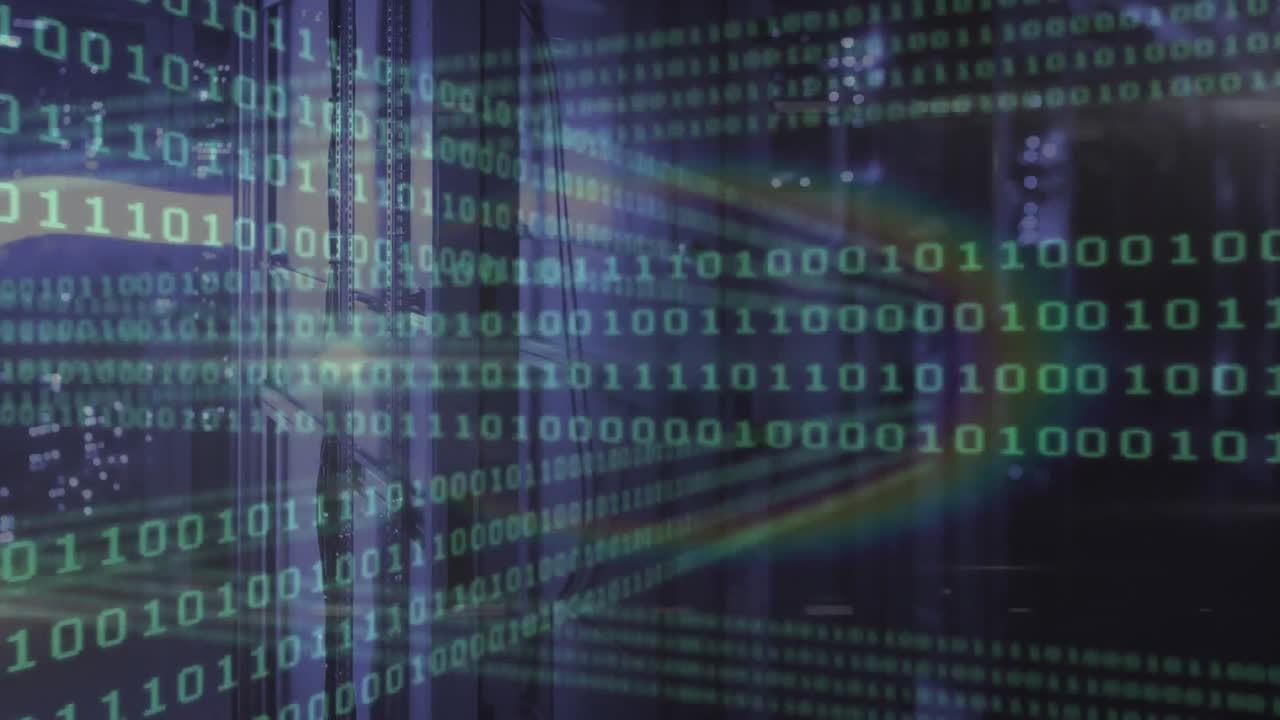 animación de codificación binaria y destello de la lente del arco iris contra la sala del servidor de la computadora