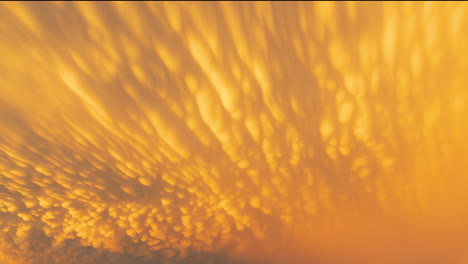 Verrückte-Mammatus-Darbietung-Bei-Sonnenuntergang-Nach-Einem-Schweren-Gewitter,-Das-Einen-Tornado-Verursachte