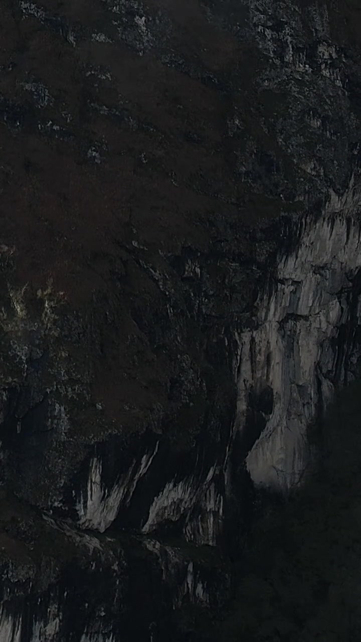 Drone cattura una splendida vista aerea delle Alpi in Italia