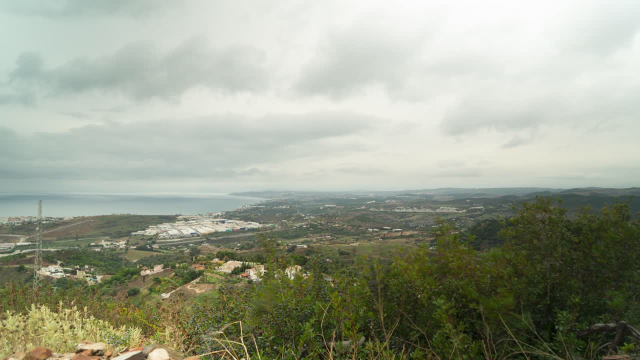 costa de la ciudad de estepona en un día nublado, vista de lapso de tiempo