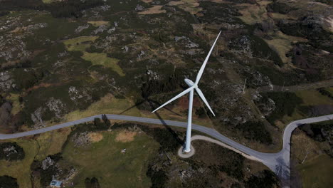 vista aérea de una turbina eólica en las montañas de portugal