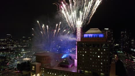 dron volando el día de canadá fuegos artificiales de mississauga
