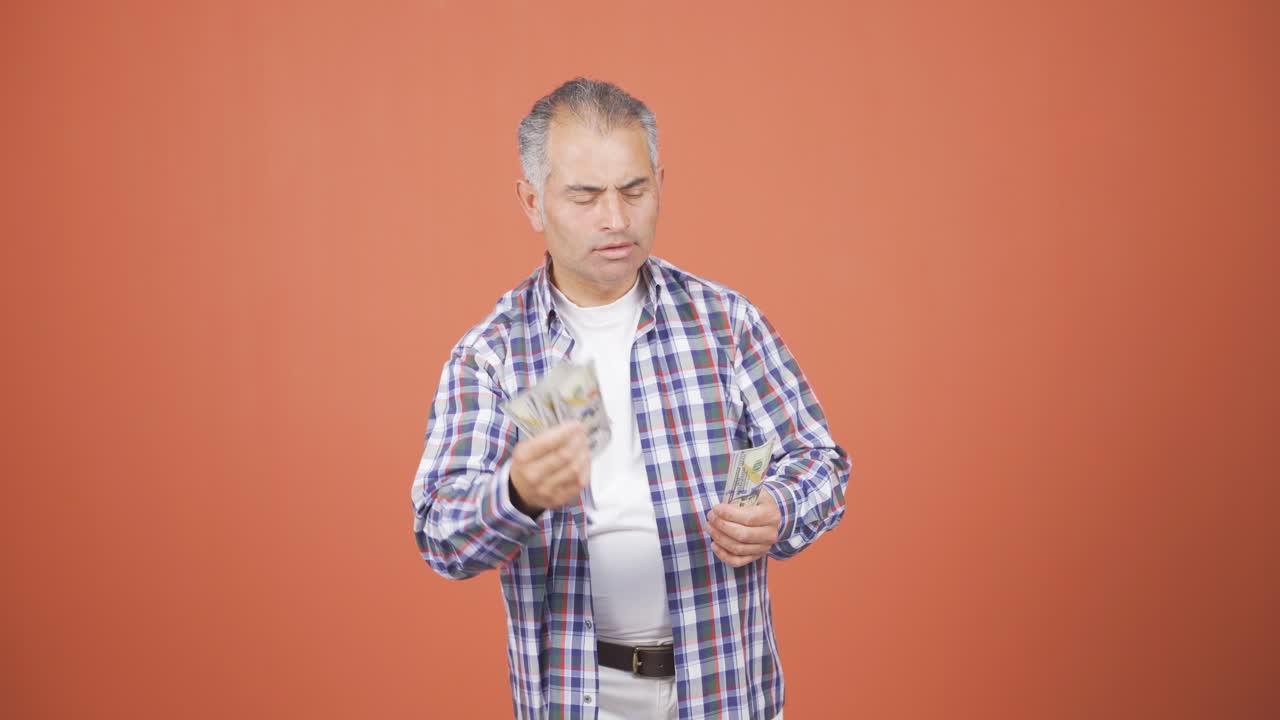 그 사람은 돈을 좋아해요.