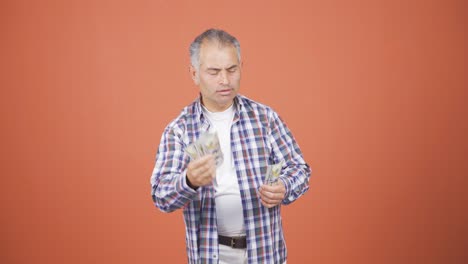 al hombre le encanta el dinero.