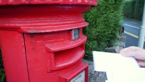 Briefe-Werden-In-England-In-Einen-Roten-Royal-Mail-Briefkasten-Gesteckt