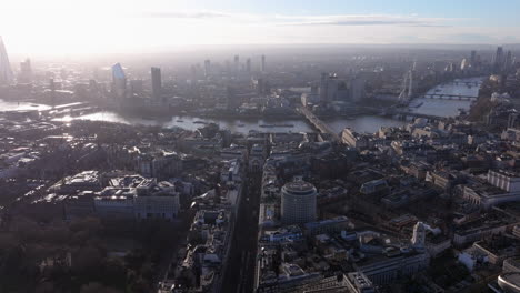 Toma-Aérea-De-La-Orilla-Sur-Del-Támesis-Desde-El-Centro-Norte-De-Londres.