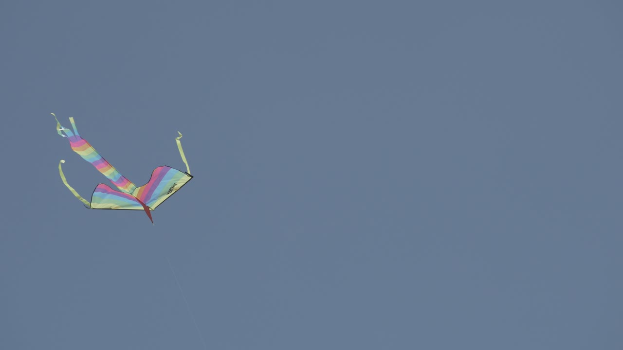 una cometa colorida volando en el cielo