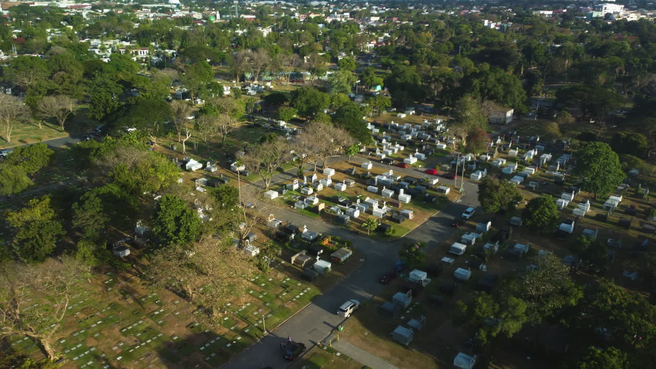 drone girando sobre lápidas y tumbas en el parque conmemorativo de manila, filipinas