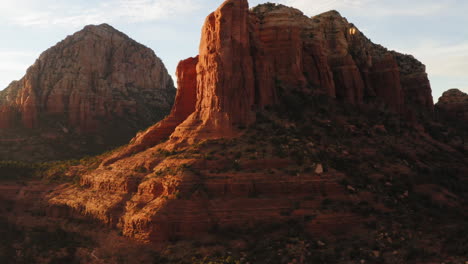 Red-Rock-Mountain-Valley-Im-Sonnenlicht-Bei-Sedona,-Arizona---Butte-Landschaft,-Die-Eine-Drohnenaufnahme-Aufbaut