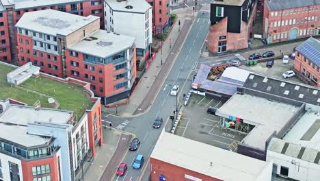 Coches-Circulando-Por-Una-Calle-De-Sentido-único-En-El-Centro-De-La-Ciudad-De-Sheffield.