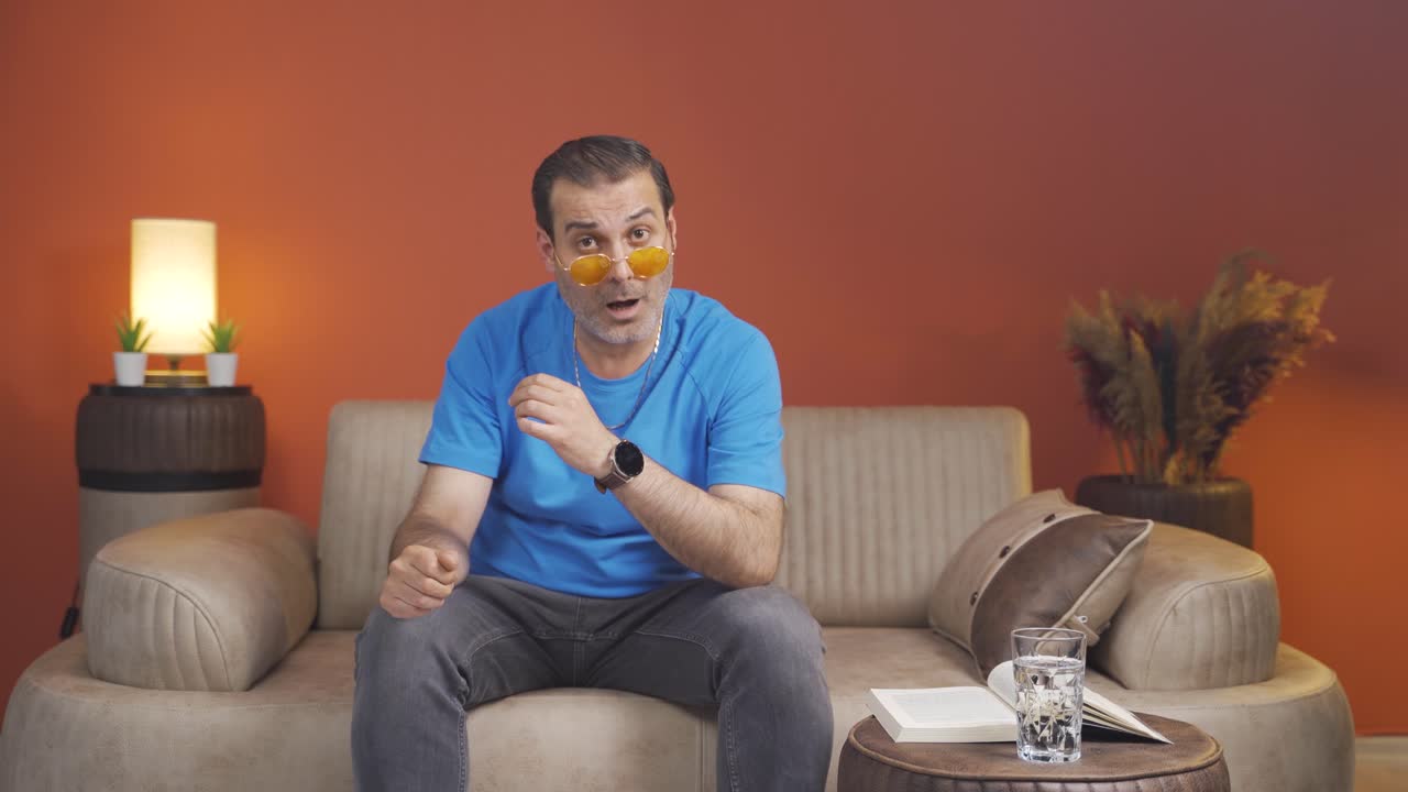 hombre mirando a la cámara con una expresión curiosa.