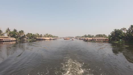 Vista-Desde-El-Velero-De-Casas-Flotantes-En-Alappuzha-O-Alleppey,-India