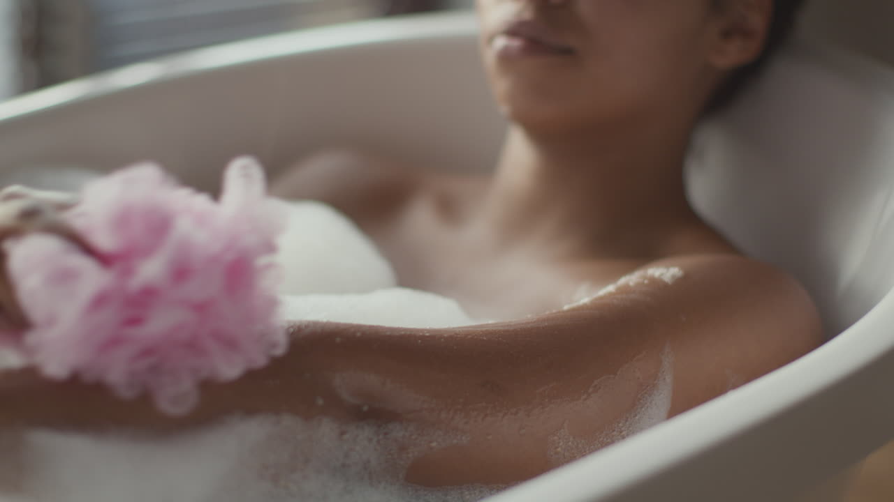 편안 한 거품 목욕 을 즐기는 여자