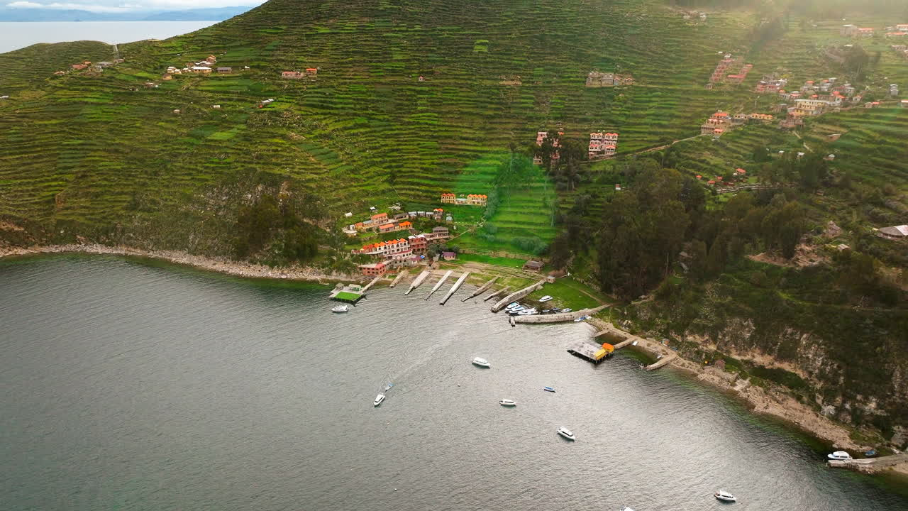 Villaggio portuale sull'Isola del Sol, Lago Titicaca, Bolivia. Vista aerea.