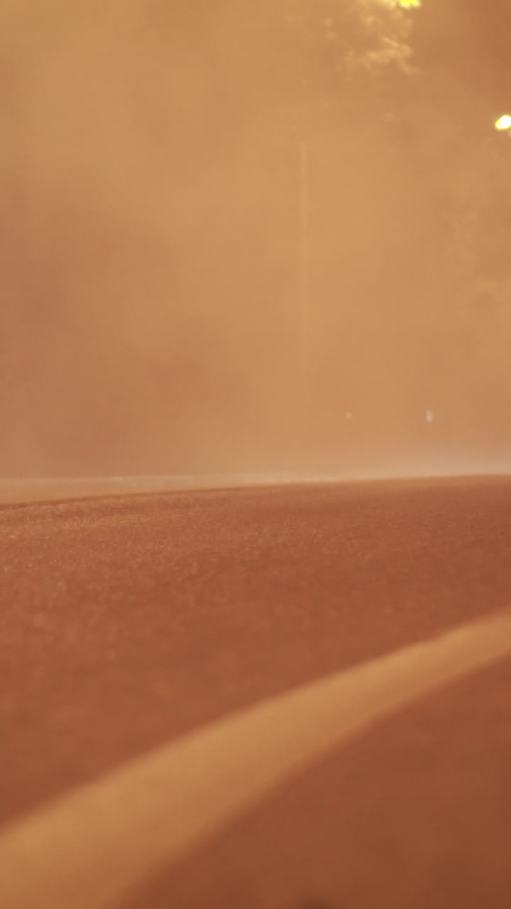 안개가 가득한 사막 풍경