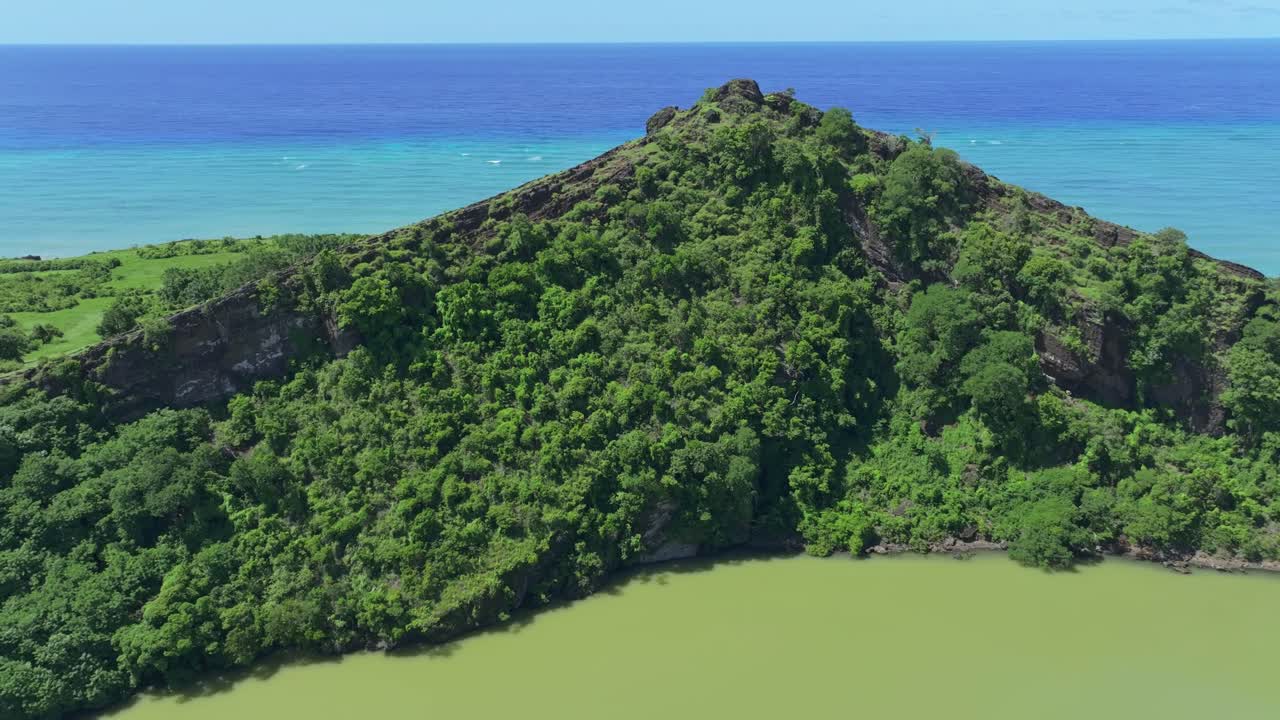 Comoros - Grande Comore - Lac Salé - slow left panoramic on the crater