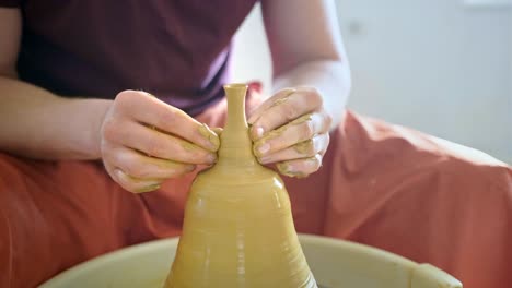 artista de cerámica formando arcilla en una rueda