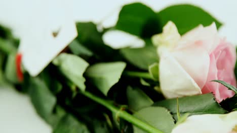 Bunch-of-pink-roses-with-happy-mothers-day-tag