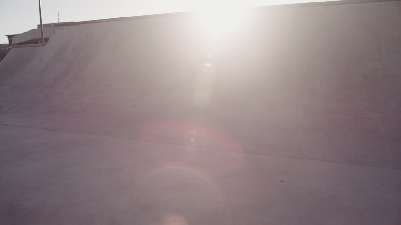 неузнаваемый молодой человек катается на коньках