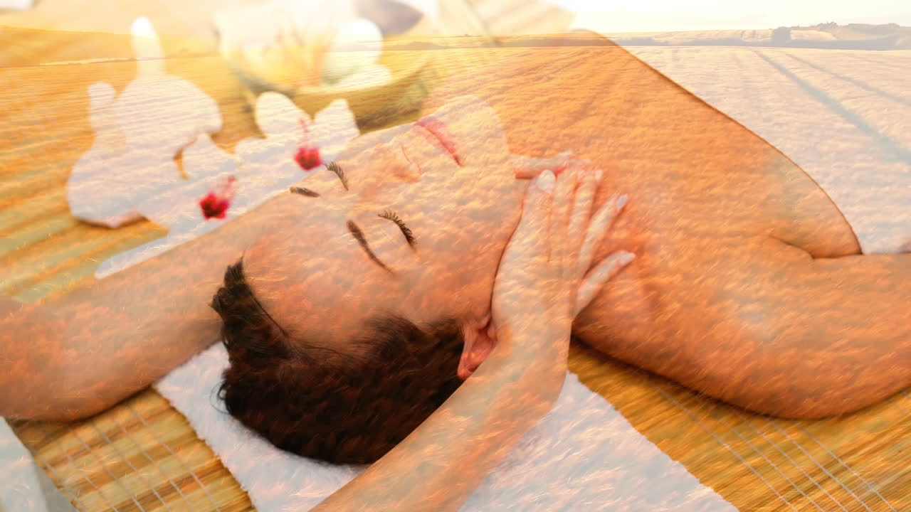 recibiendo masaje en el cuello, mujer relajándose en una escena de spa tranquila con flores