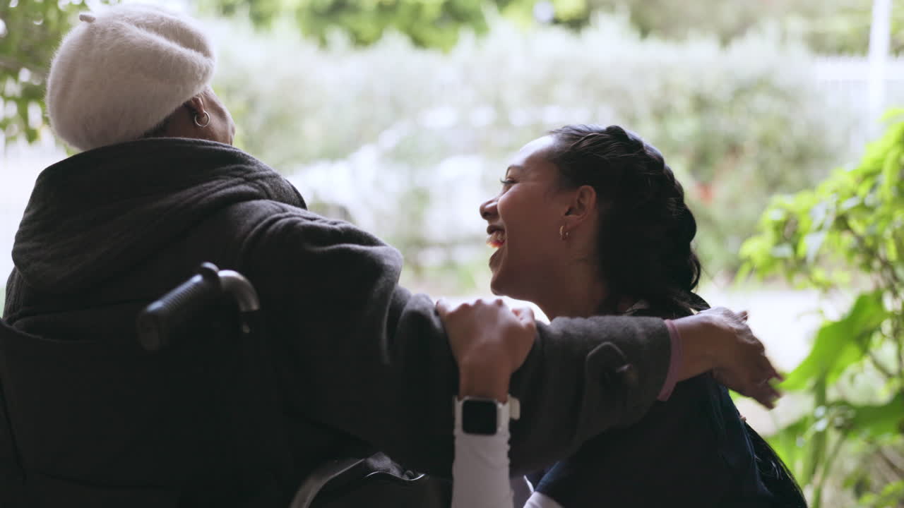 ⁇ 체어에 앉은  ⁇ 은 여자, 포옹