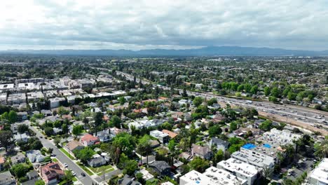 Sherman-Oaks,-Paso-Elevado-Aéreo-Del-Barrio-De-California-En-Un-Día-Nublado