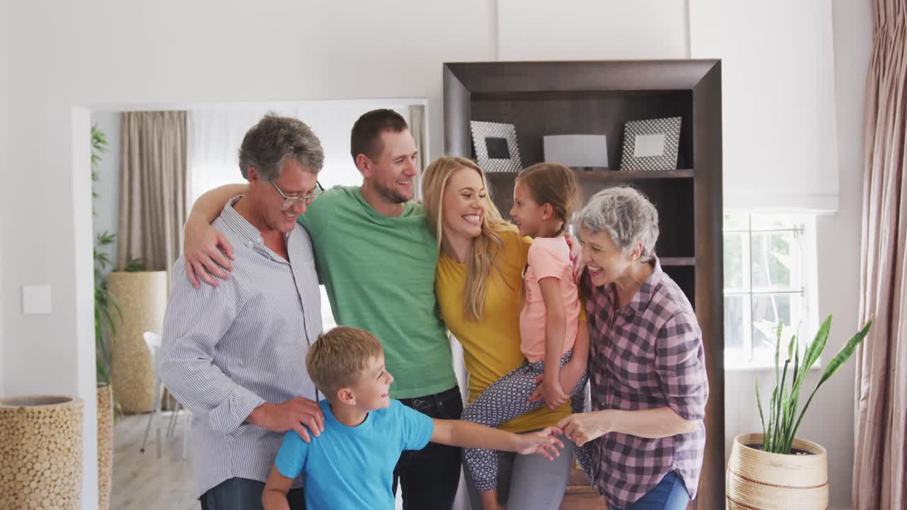 Um dos pais feliz com os filhos em uma casa