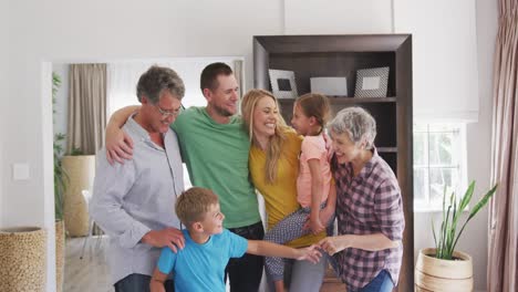 Padre-Feliz-Con-Sus-Hijos-En-Una-Casa.