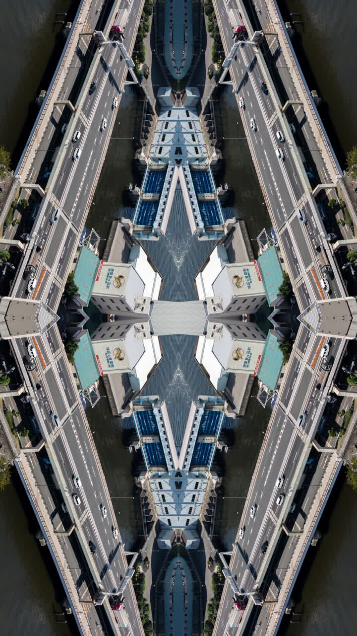 imágenes de espejo del tráfico en la autopista de tokio vertical