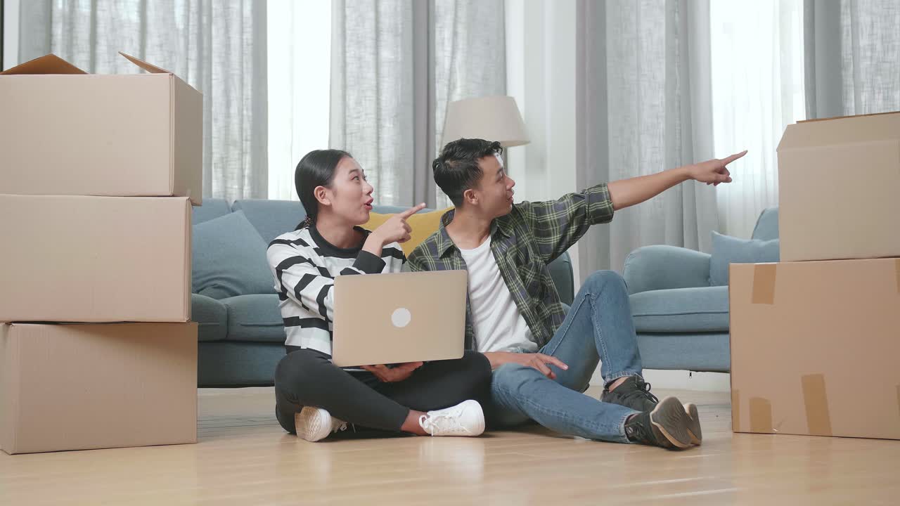 행복한 커플이 이사하는 날