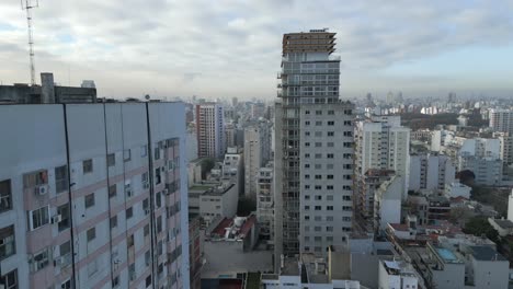 Video-Drone-Del-Barrio-De-Palermo-En-Buenos-Aires,-Argentina,-Muestra-El-Edificio-Esmeralda