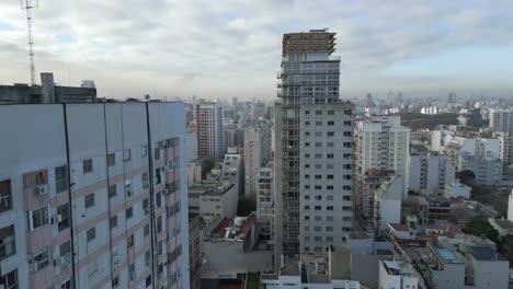 video de avión no tripulado del barrio de palermo en buenos aires, argentina, muestra el edificio esmeralda