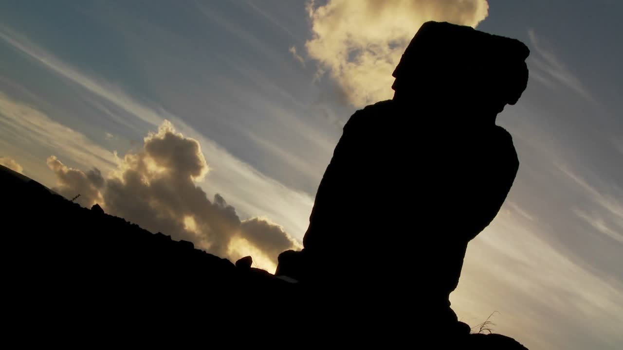 las nubes se mueven misteriosamente detrás de una estatua de la isla de pascua