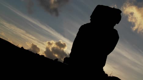 Wolken-Bewegen-Sich-Mysteriös-Hinter-Einer-Osterinsel-Statue