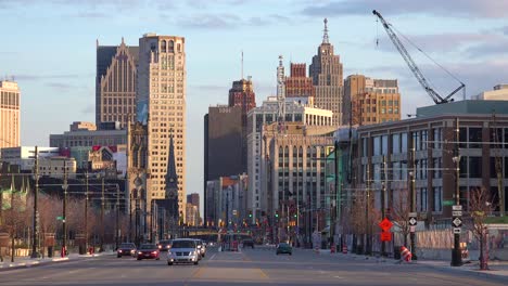 Schöne-Aufnahme-Mit-Blick-Auf-Einen-Breiten-Boulevard-In-Der-Innenstadt-Von-Detroit-Michigan?