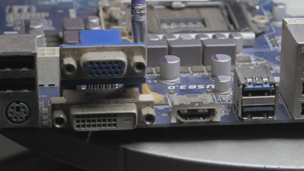 чистка материнской платы компьютера вблизи