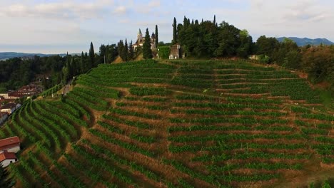 Vista-Aérea-De-Las-Colinas-De-Prosecco-En-Vidor,-Región-Vinícola-Italiana-Con-Drones