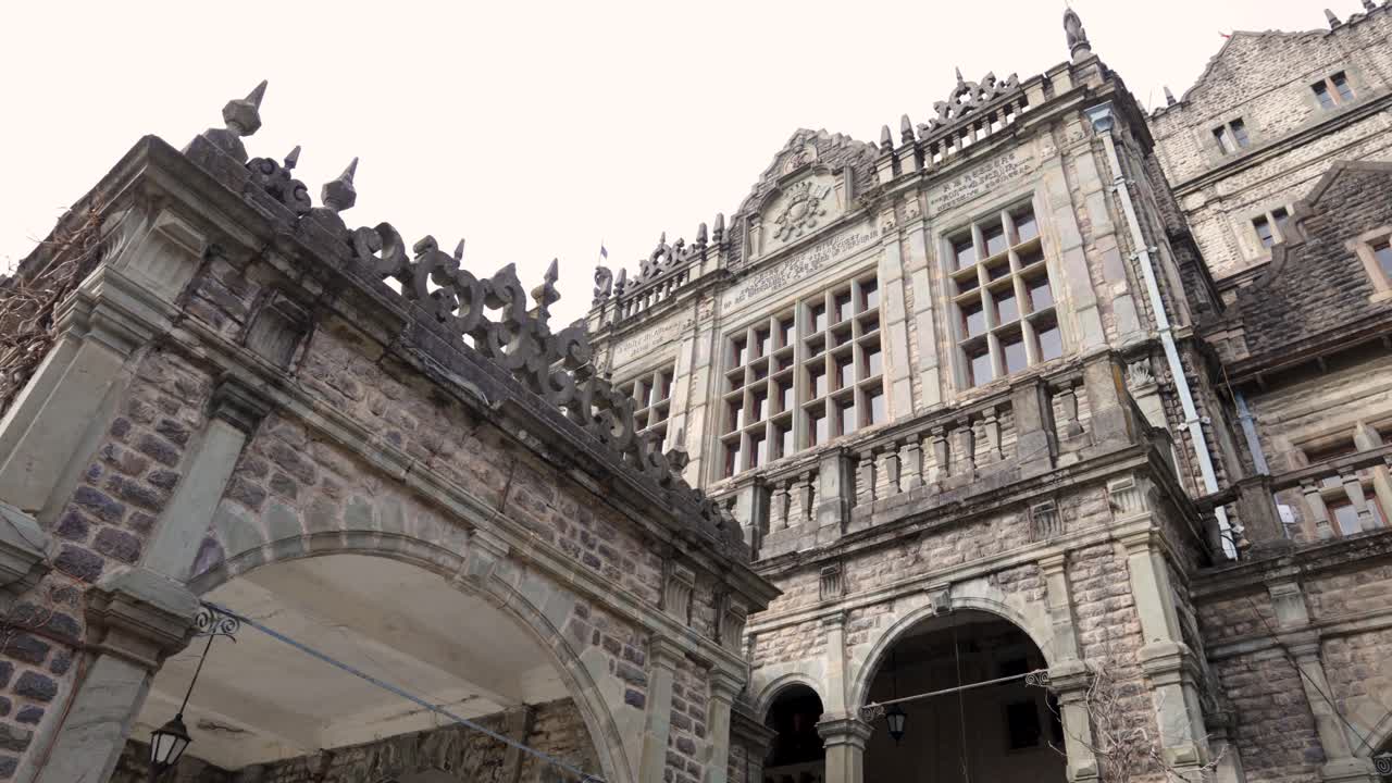 Effetto del terremoto su edificio architettonico storico di giorno