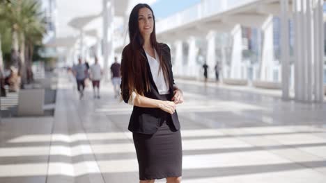 hermosa mujer de negocios feliz de pie al aire libre