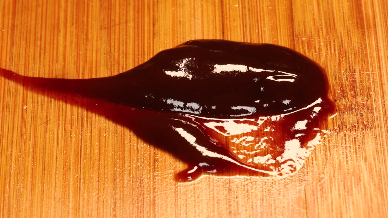 바비큐 소스에 빵을 담그고 아름다운 흔적을 남기고, 매크로 샷 세부 사항은 4k로 닫힙니다.