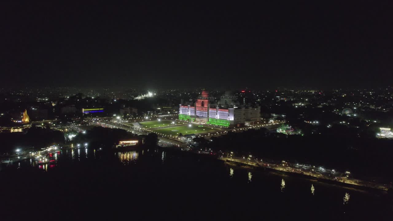 durante el camino de reflexión del lago nocturno con vehículos, las imágenes de drones en dirección a la nueva secretaría del estado de telangana, que está decorada con luces, se registraron en 4k