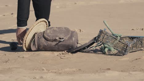 limpiando la playa de basura o contaminación plástica, salvando el planeta, vista de cerca de la basura