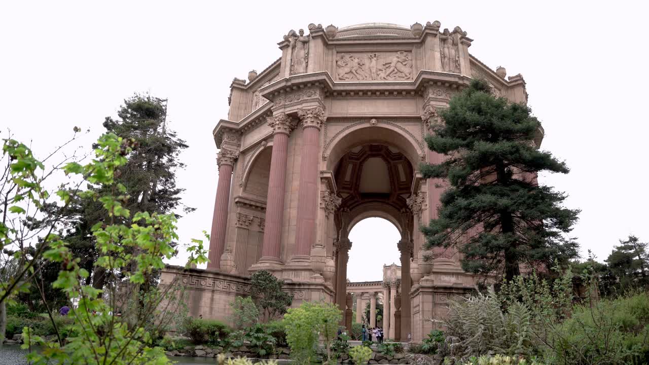 величественный вид дворца изящных искусств в сан-франциско, калифорния